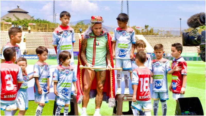 Niños pertenecientes a las escuelas formativas de Fortaleza CEIF, le entregan una corona de rey a Dayro Moreno.