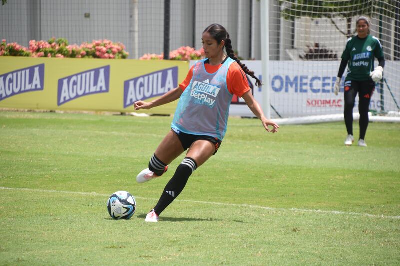 Selección Colombia Femenina rueda el balón en Barranquilla en su preparación para los Olímpicos.