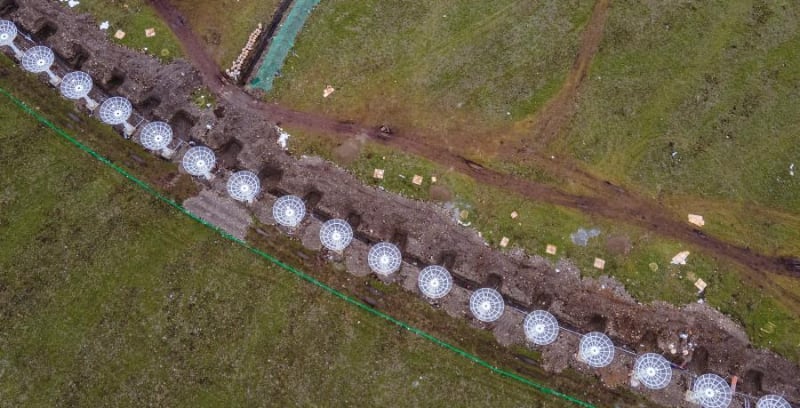 Antenas parabólicas en formación en el condado de Daocheng