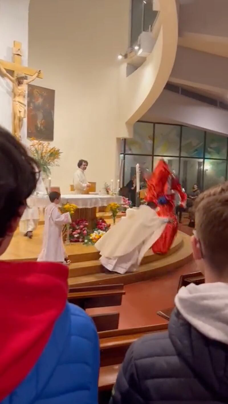 Sacerdote destruye accidentalmente una estatua religiosa