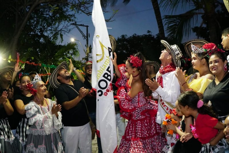 La reina del Carnaval en izadas de banderas.