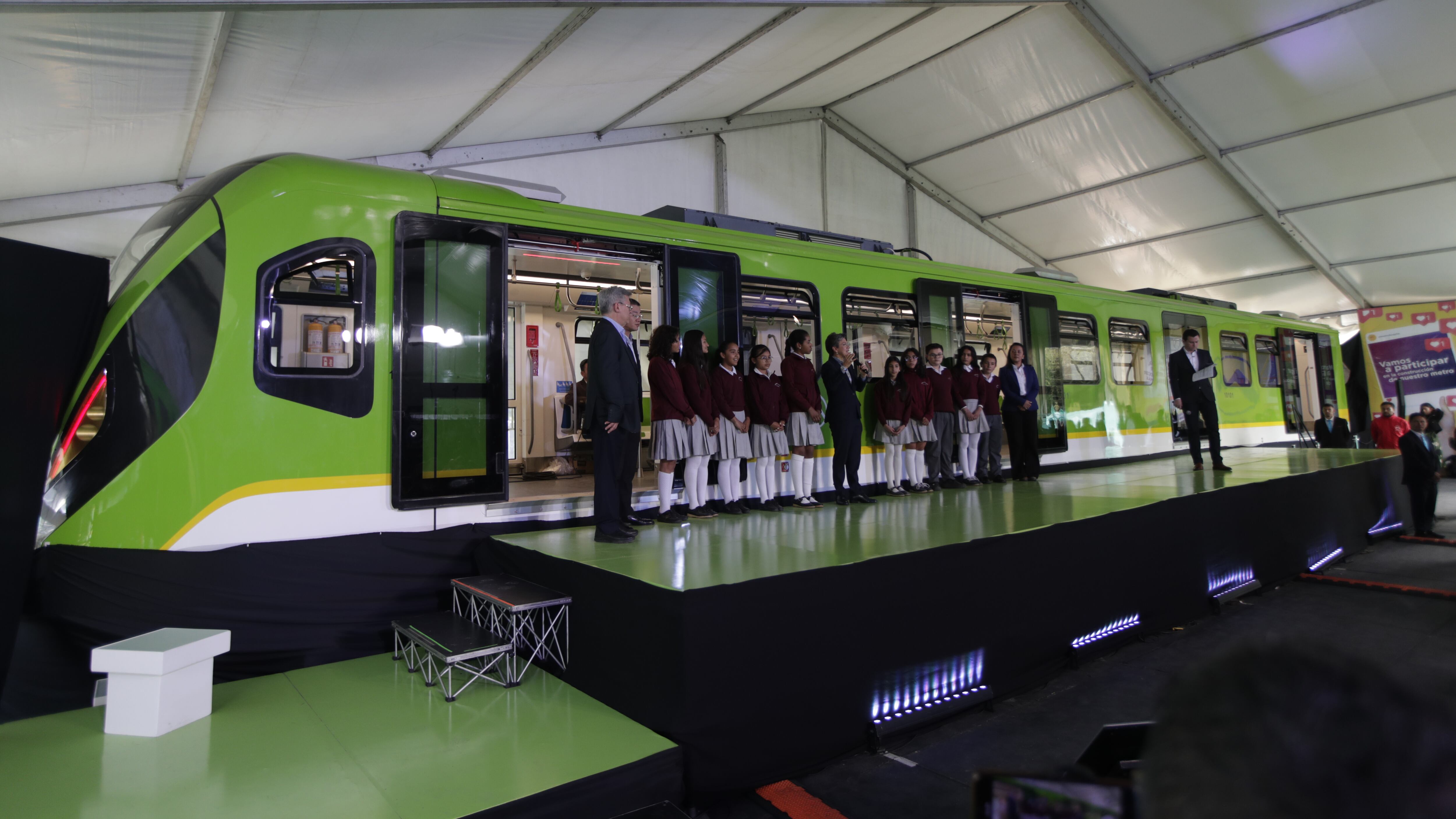 Claudia López, alcaldesa de Bogotá, presenta el prototipo del vagón del metro de Bogotá.
