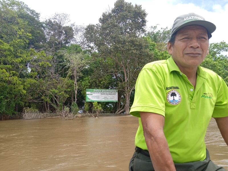 El alguacil Nelson Sánchez a la entrada de la reserva donde una valla marca el territorio de Matavén.