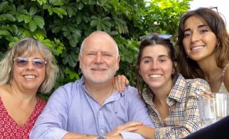 Mercedes (53), Daniel (57), Camila (23) y María Carla (26)