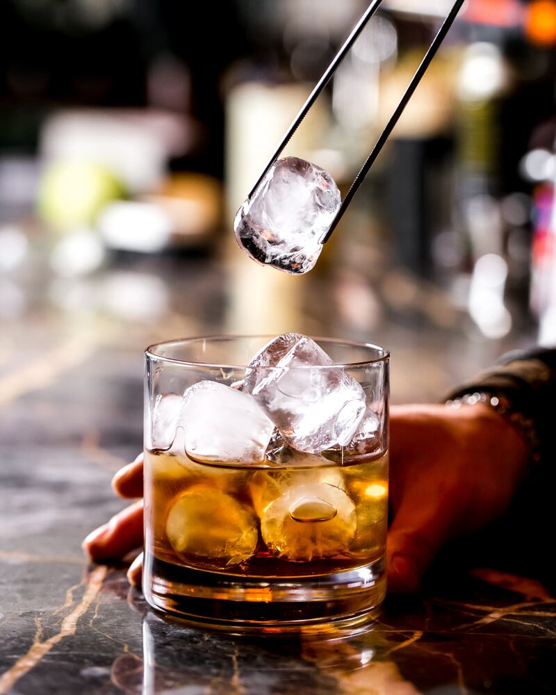 La bebida de whisky debe tomarse refrigerada.