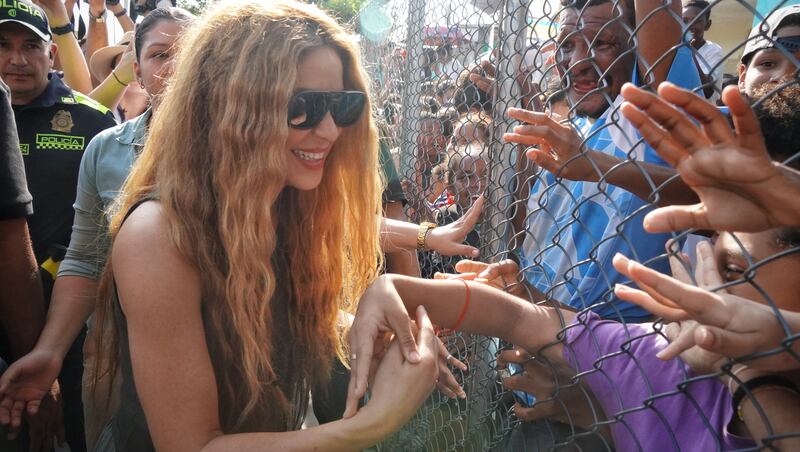 Shakira en la entrega del colegio Nuevo Bosque Pies Descalzos.