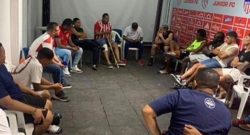 Barristas y jugadores de Junior se reunieron para afrontar la situación del equipo