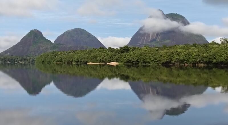 Cerros Mavicure reflejados sobre el río Inírida en Guainía