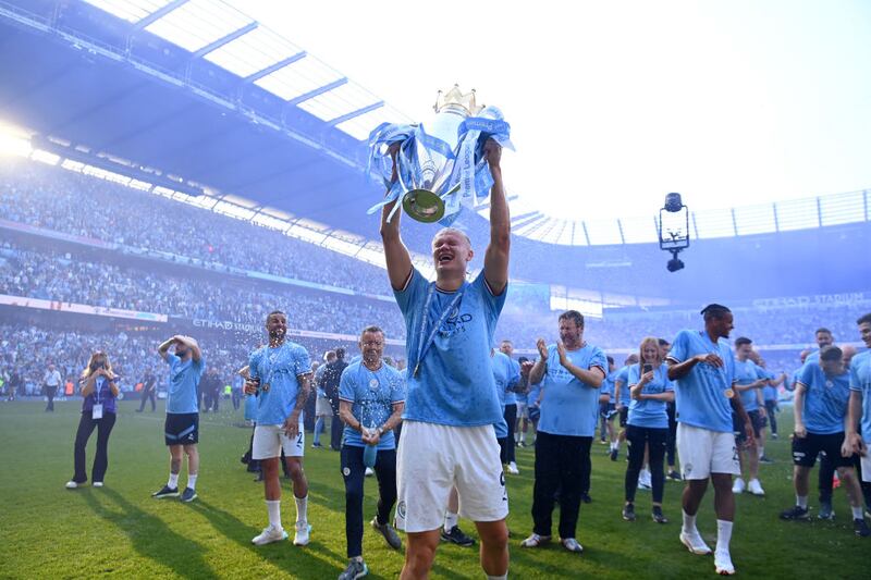 Con la invasión del campo, el City celebra un nuevo título de liga