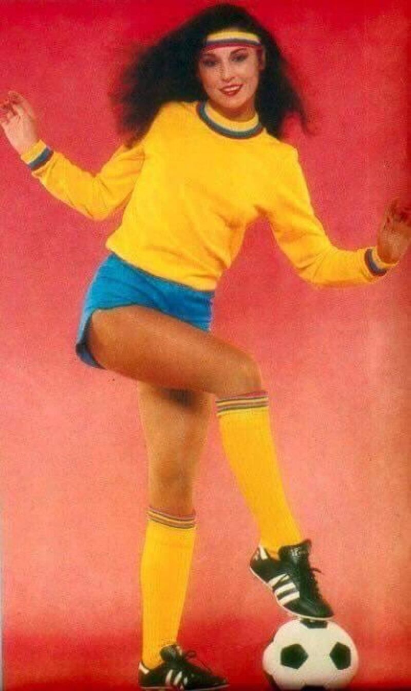 Amparo Grisales posando con el uniforme principal de la selección de fútbol colombiana de 1985