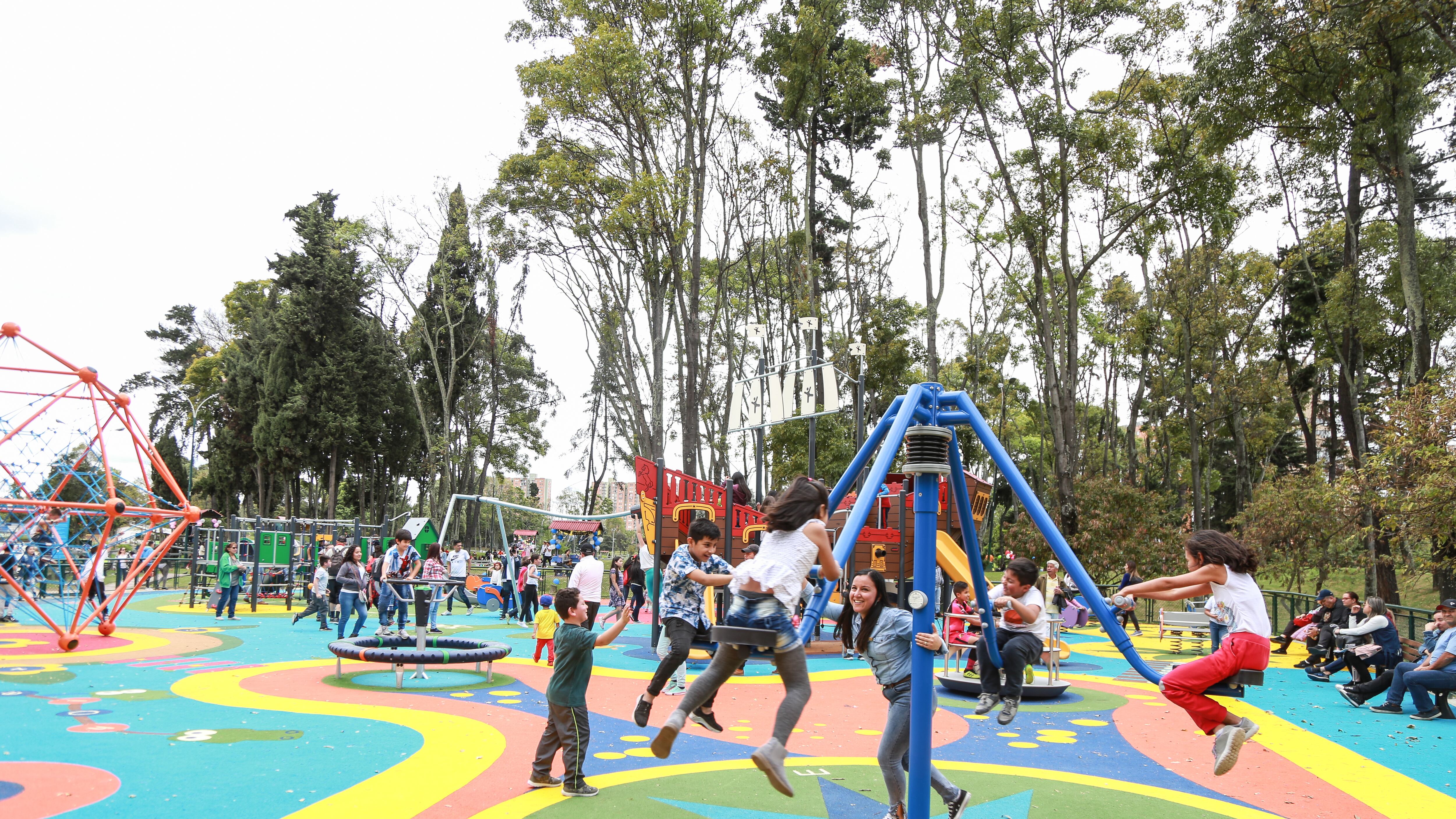 Los juegos infantiles son parte clave en los parques de Bogotá.