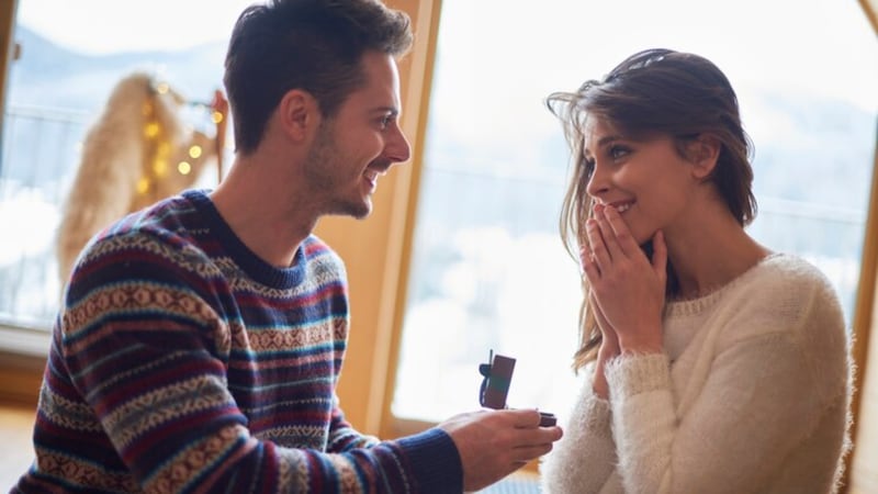 Un hombre logró que su exnovia le devolviera el anillo de compromiso valorado en 70 mil dólares, luego de cancelar la boda, porque ella al parecer le fue infiel mientras él luchaba contra el cáncer.