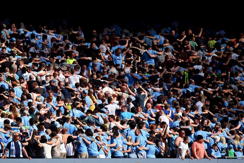 Con la invasión del campo, el City celebra un nuevo título de liga