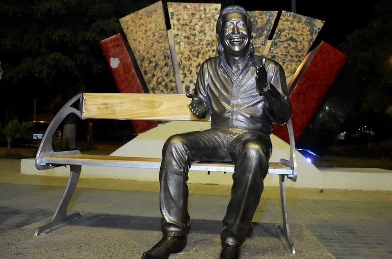 El joven decidió tomarse varias fotografías a un lado, frente y encima de la estatua del Diomedes Díaz.