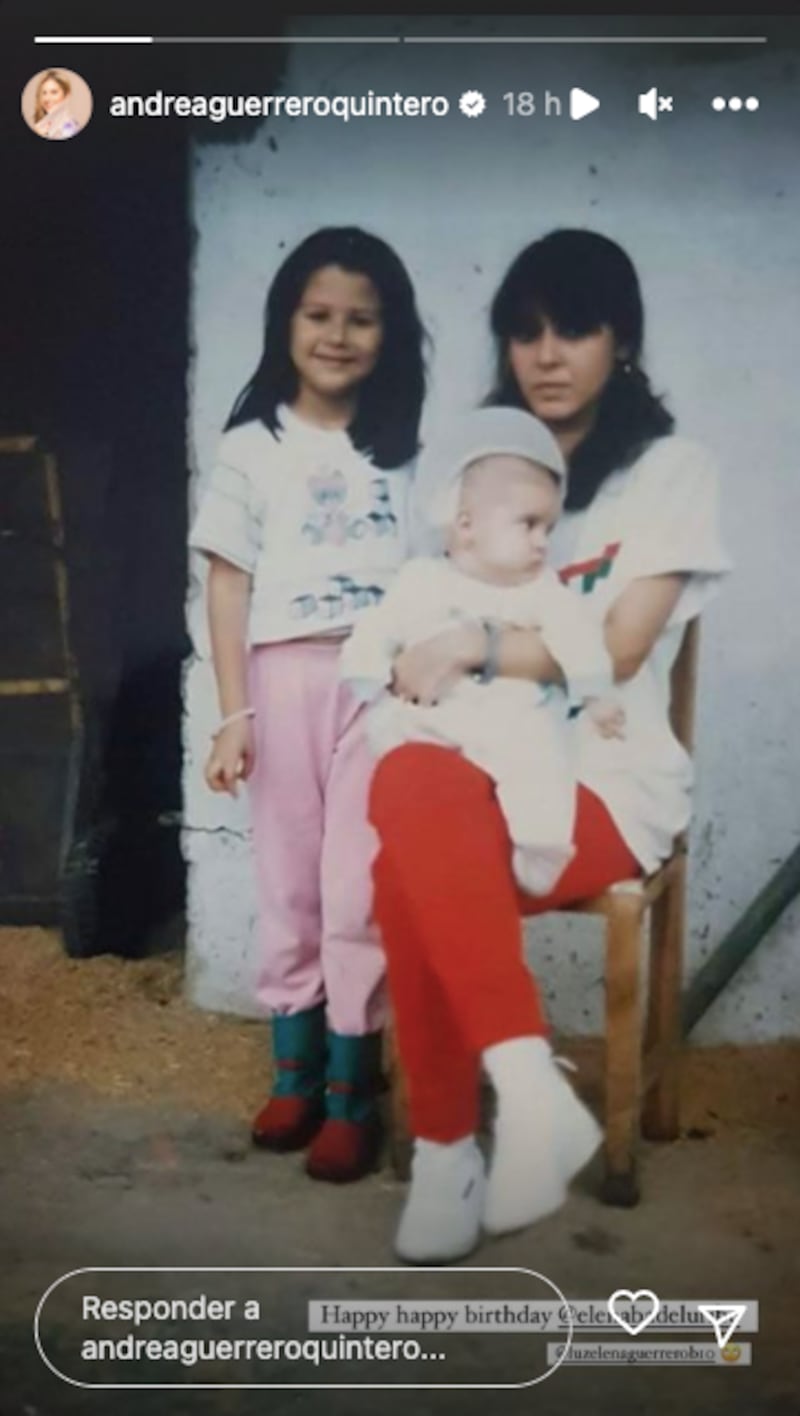 Andrea Guerrero cuando era una niña junto a su mamá y su hermana