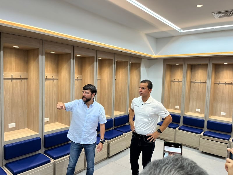 Alcalde Jaime Pumarejo inspecciona obras en el Estadio Metropolitano en Barraquilla.