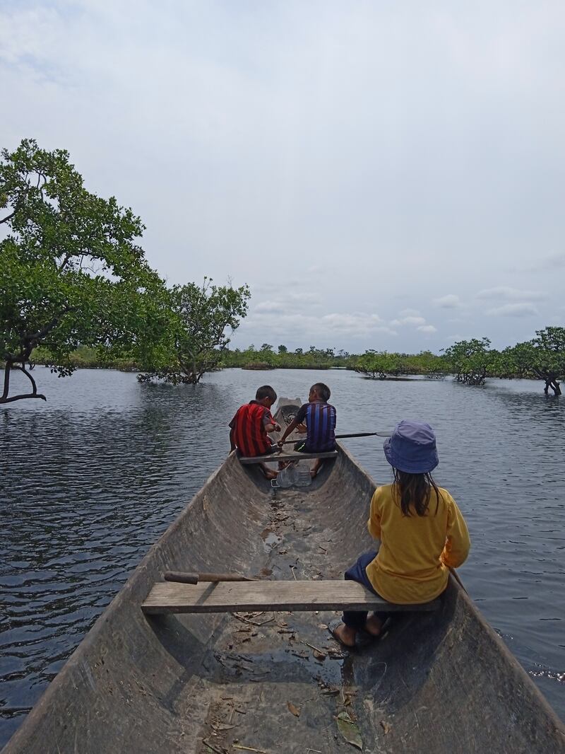 Niños en bote en caño en Sarrapia.