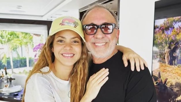 Shakira y el productor Emilio Estefan.