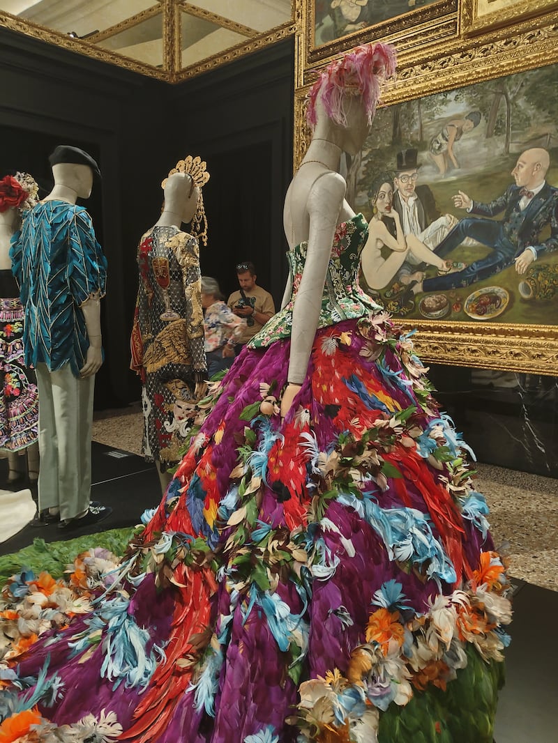 Dolce & Gabbana, del corazón a las manos: la primera sala es exhibición de toda la artesanía y exuberancia de la marca.