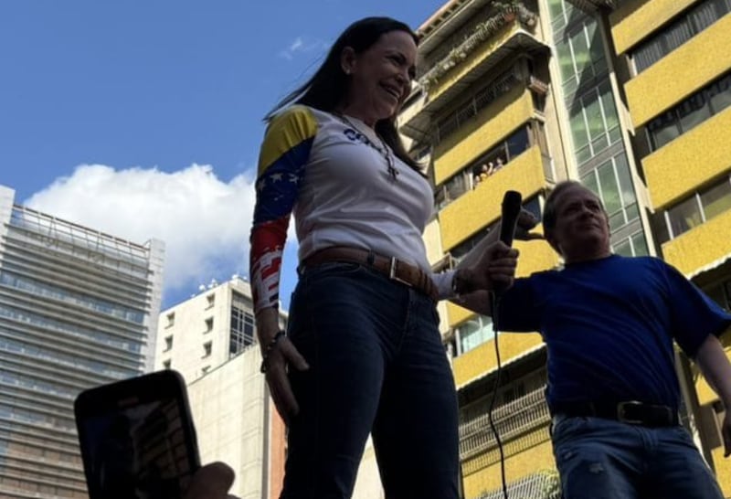 María Corina Machado durante manifestación masiva contra Nicolás Maduro.