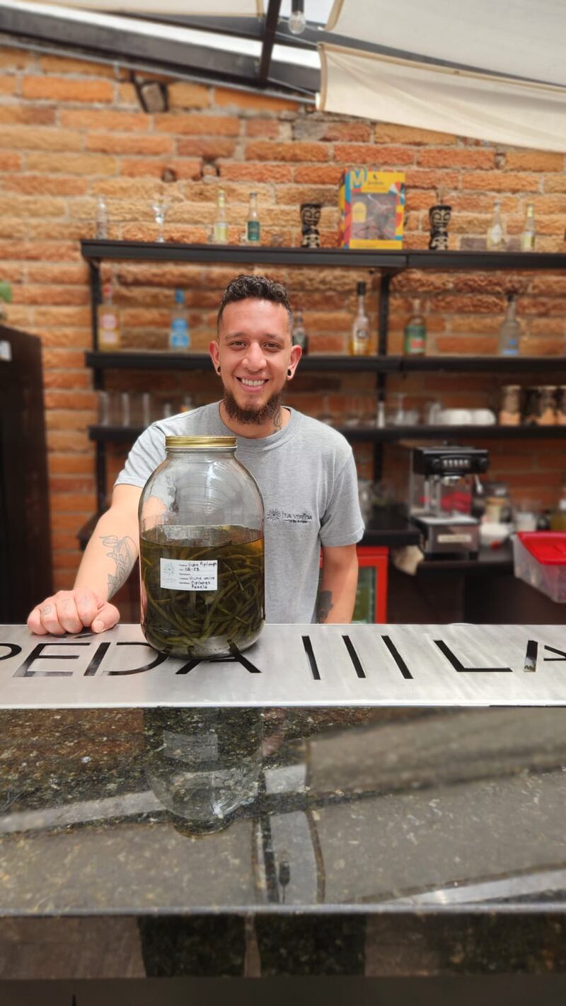 Nicolás Montenegro (23 años) lidera la barra de La Vereda y hace parte del recién nacido Colectivo de Bartenders de Nariño.