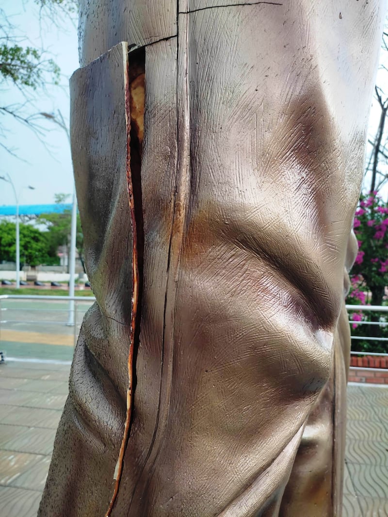 Deterioro de la estatua de Diomedes Díaz en La Junta.