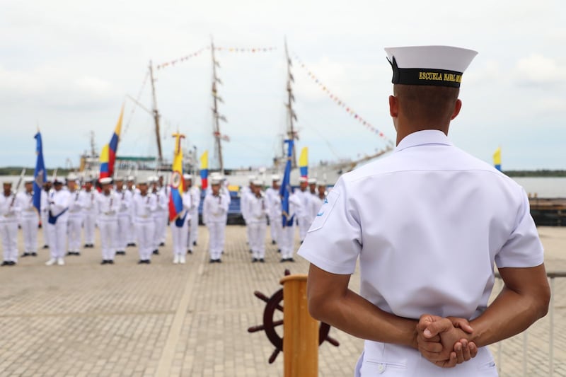 En medio de una ceremonia militar llegó a la ciudad el Buque Escuela A.R.C. Gloria para engalanar el Gran Malecón en Barranquilla.