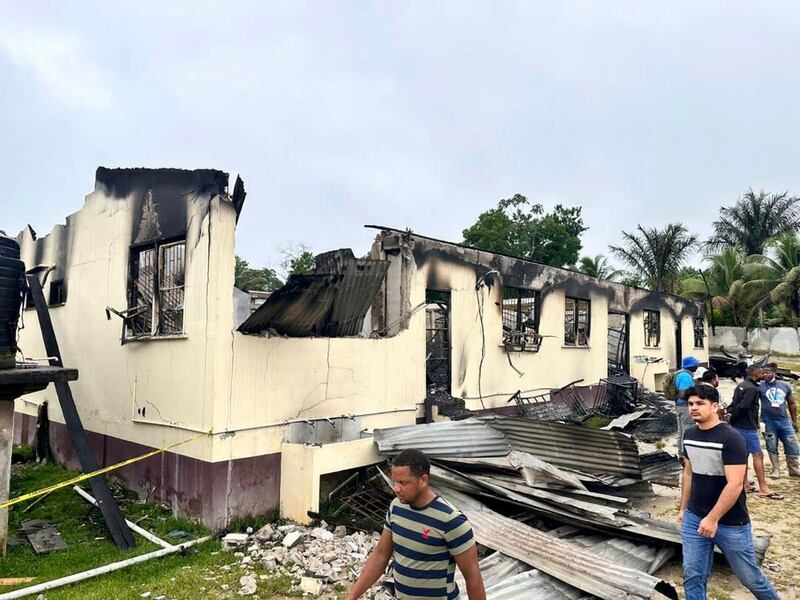 incendio-escuela-de-guyana-provocado-por-niña