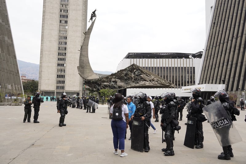 Indígenas y el Esmad