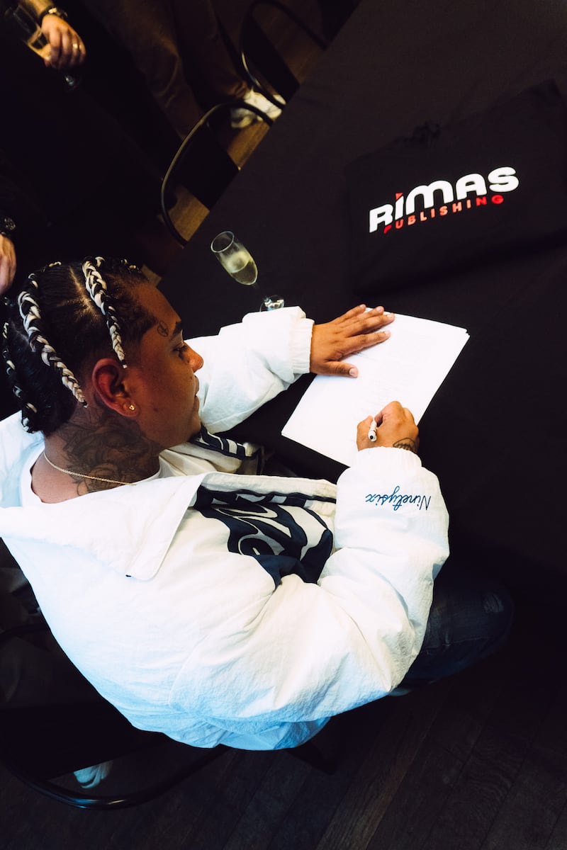 El H, cantante de trap de Cartagena, firma con Rimas Publishing