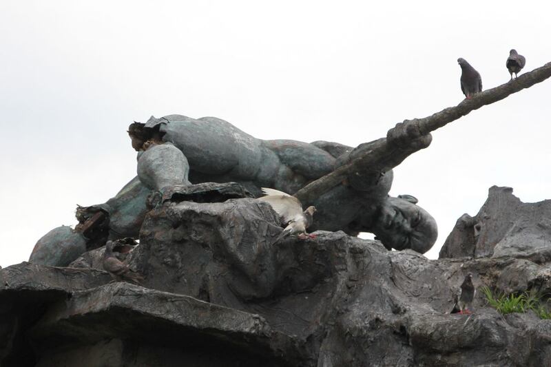 En horas de la mañana de este jueves 27 de abril el monumento de la solidaridad se desplomó en dos.