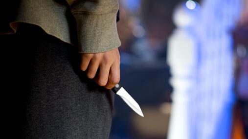 Mujer fue agredida con un cuchillo en una plaza pública a plena luz del día.