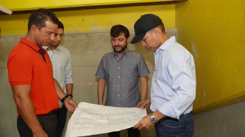 El alcalde Jaime Pumarejo inspecciona las obras.