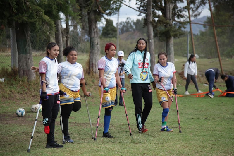 Kelis Peduzine: la entrenadora de fútbol que ayuda a cumplir los sueños de las niñas del Caribe.