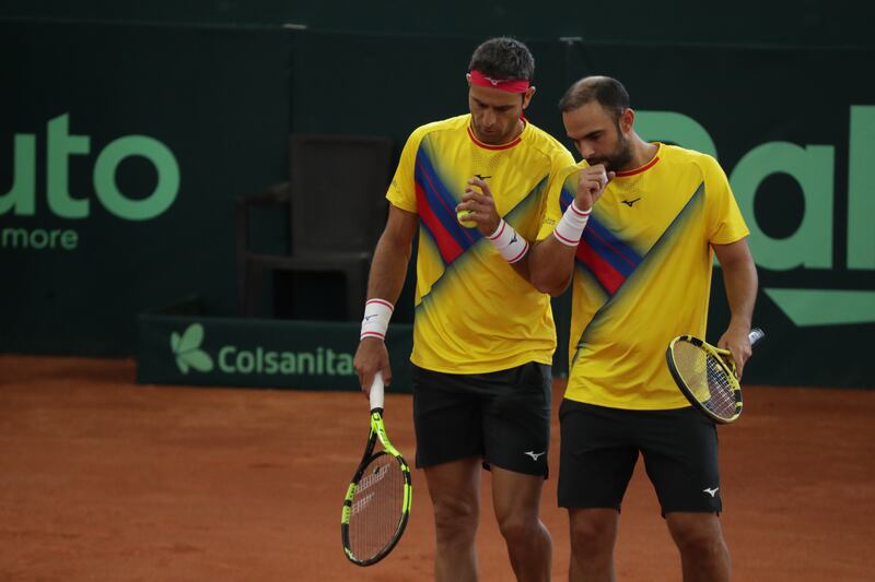 Juan Sebastián Cabal y Robert Farah, durante el juego de dobles de Copa Davis 2023 en Bogotá