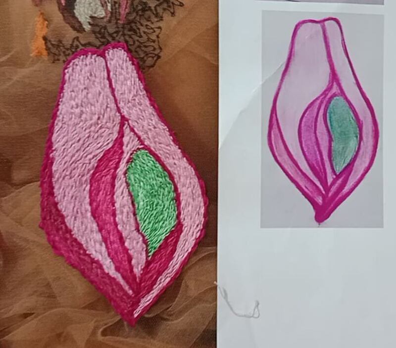 Uno de los bordados del vestido de la artista Maira Bertel.