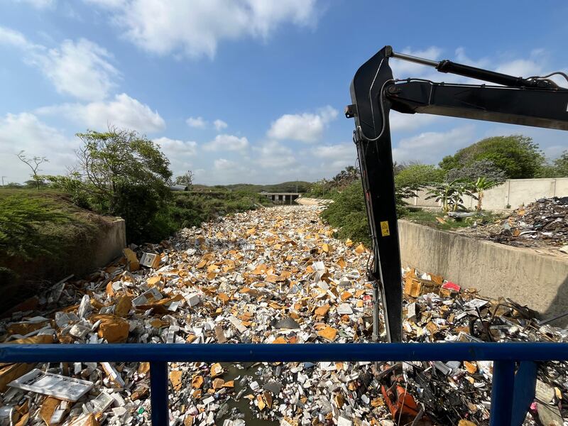 Así limpian el Arroyo León en Barranquilla para que basuras no contaminen la Ciénaga Mallorquín.