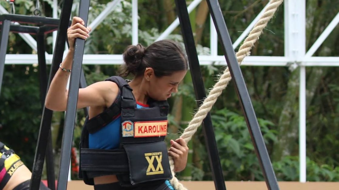 Karoline del 'Desafío XX' hizo una pista de aire perfecta, mientras que Natalia se cayó nueve veces en el primer obstáculo.