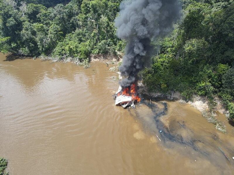 Balsa minera quemada en operativo en el Amazonas.