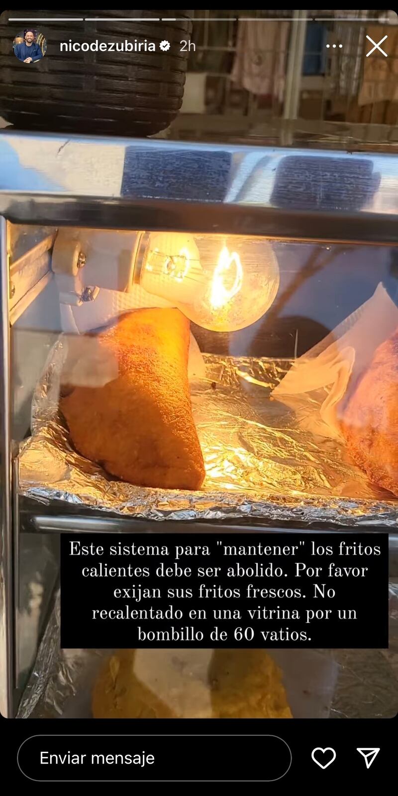 Nicolás de Zubiría mostró su molestia por las empanadas que están en una vitrina con un bombillo