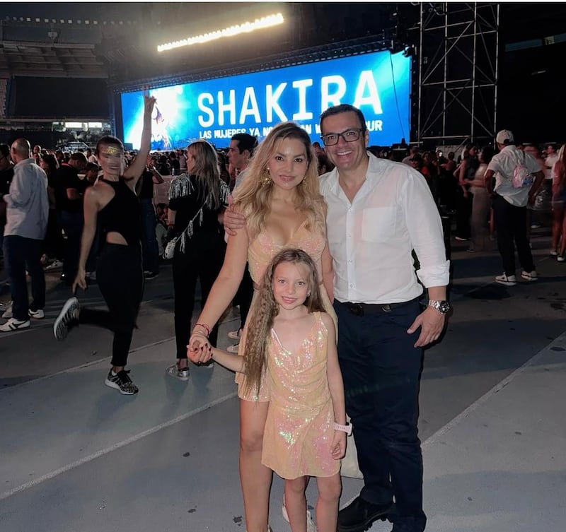 Juan Diego Alvira disfrutó el concierto de Shakira con su esposa e hija