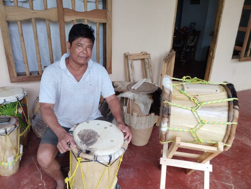 Marco Martínez en su taller en Tubará, Atlántico.