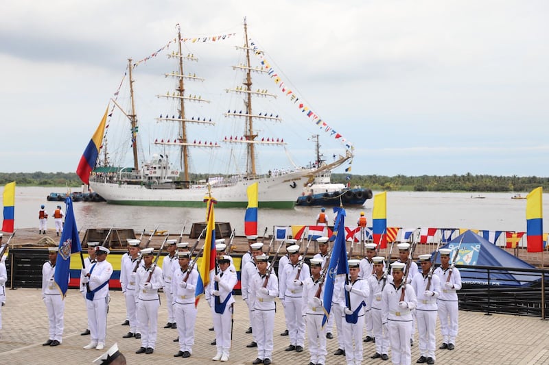 En medio de una ceremonia militar llegó a la ciudad el Buque Escuela A.R.C. Gloria para engalanar el Gran Malecón en Barranquilla.