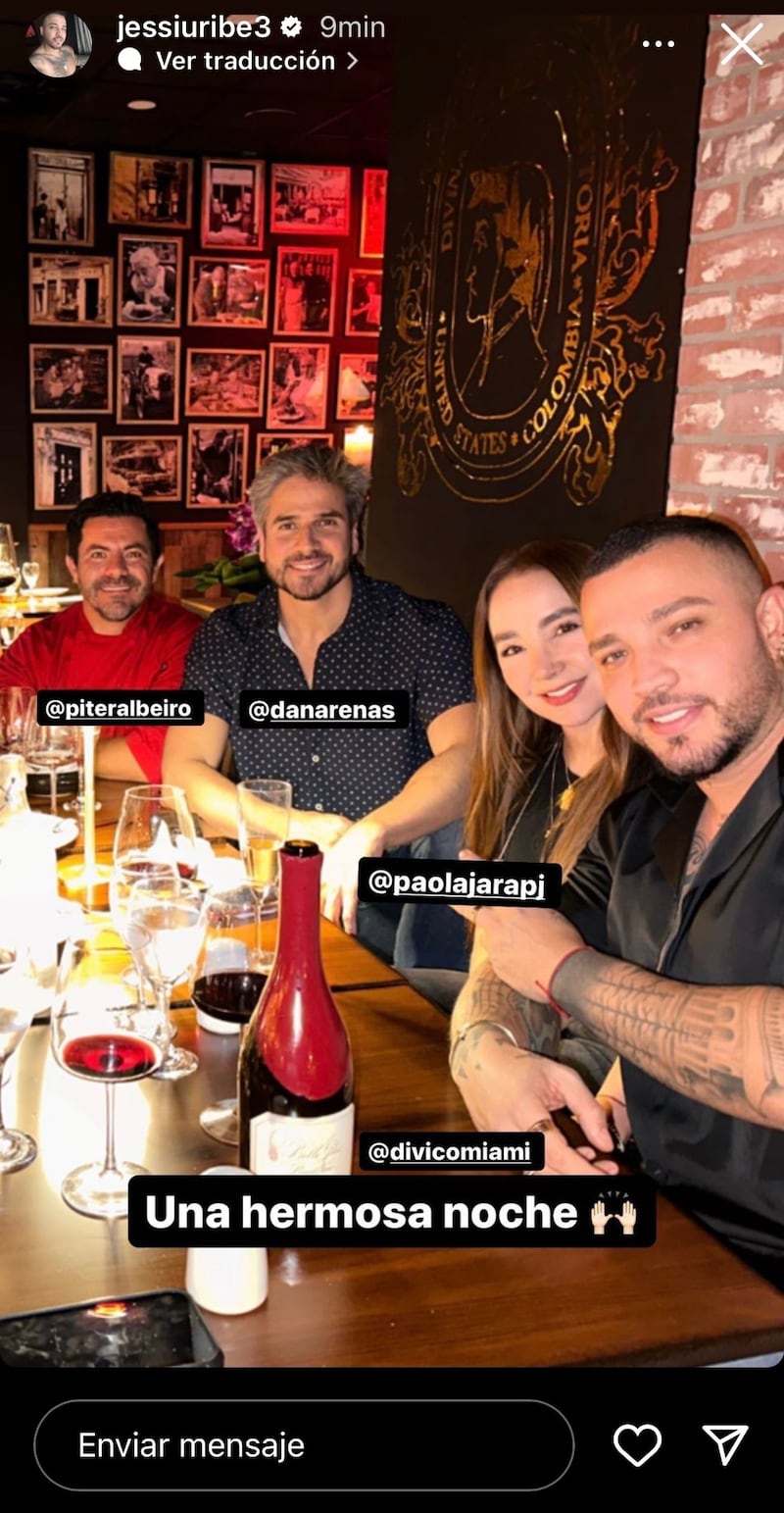 Jessi Uribe, Paola Jara y Daniel Arenas se reunieron en restaurante de Piter Albeiro