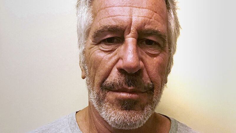 Jeffrey Epstein fue un magnate financiero, pederasta y depredador sexual estadounidense, condenado​ por una red de tráfico de menores en el mundo de élite.