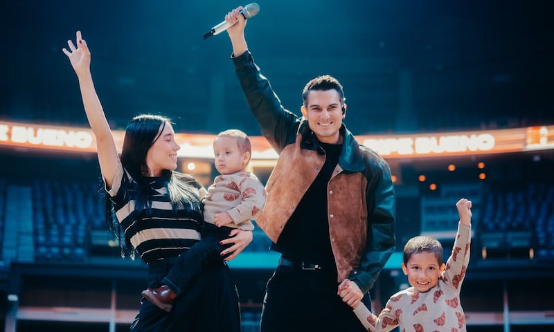 El cantante Pipe Bueno y Luisa Fernanda W posaron con sus hijos para la celebración de Navidad.