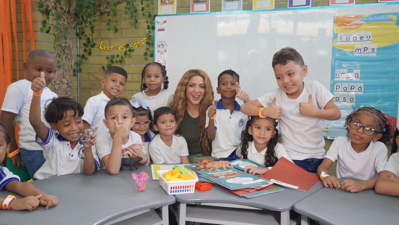 Shakira en la entrega del colegio Nuevo Bosque Pies Descalzos.