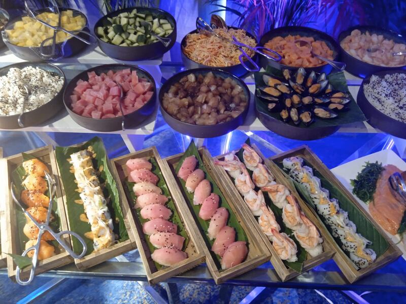 Mesa de sushi y mariscos en bufet de San Silvestre.