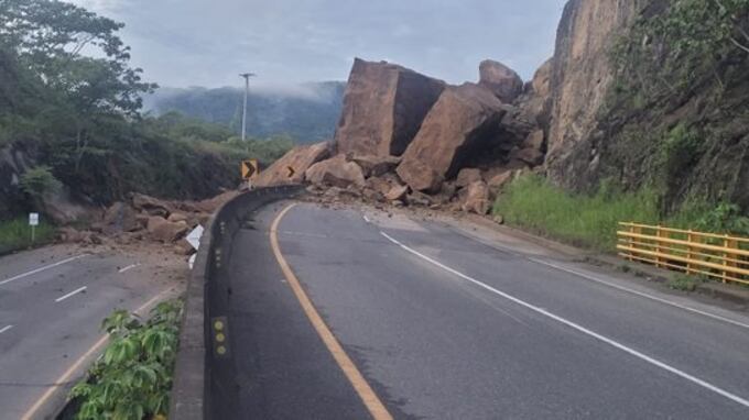 Rocas gigantes cayeron en deslizamiento en vía de Cundinamarca.