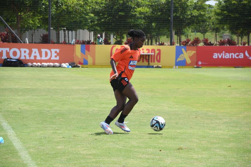 Selección Colombia Femenina rueda el balón en Barranquilla en su preparación para los Olímpicos.